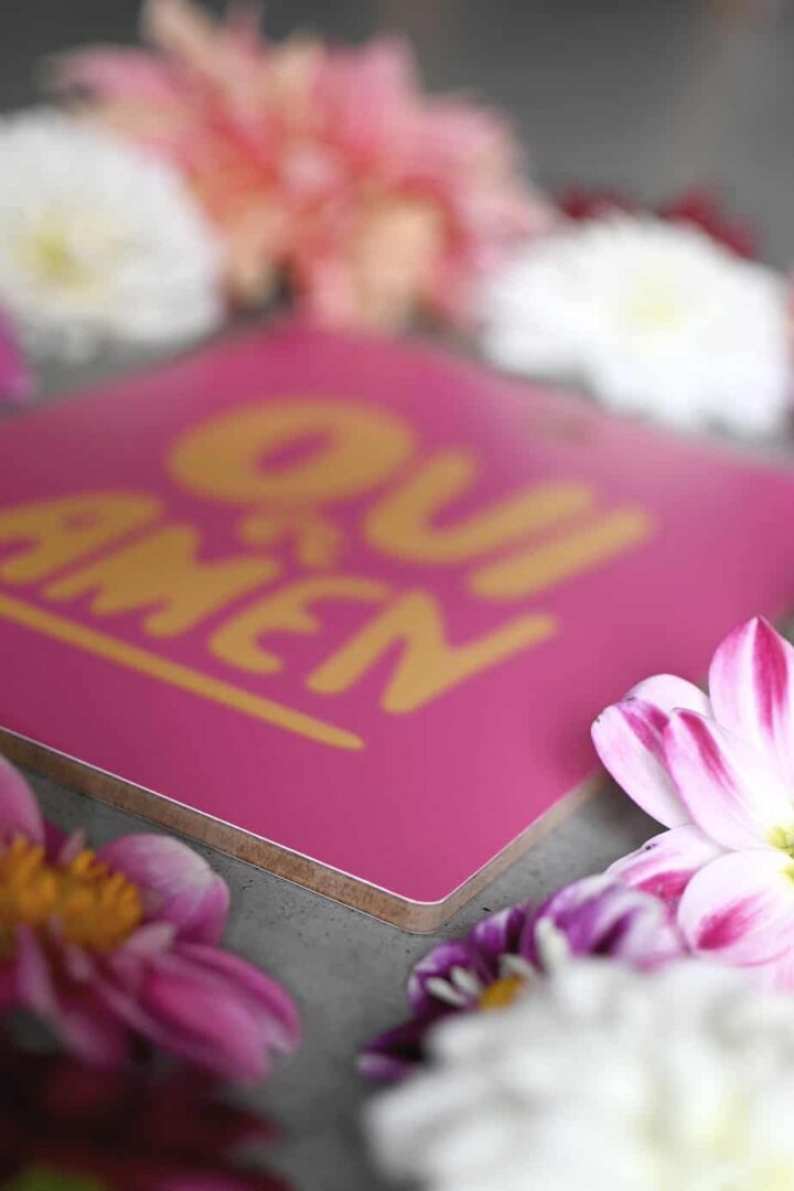 Skärbräda i rosa och gult: Oui et Amen