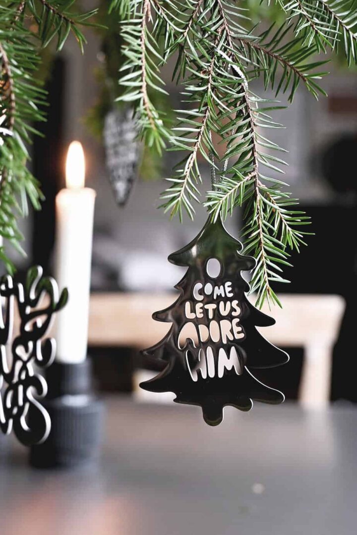 Julhänge i rostfritt stål: O, come let us adore Him