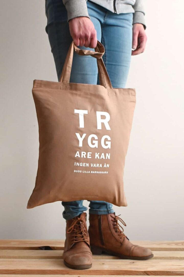 Tygkasse i karamellbrunt: Tryggare kan ingen vara