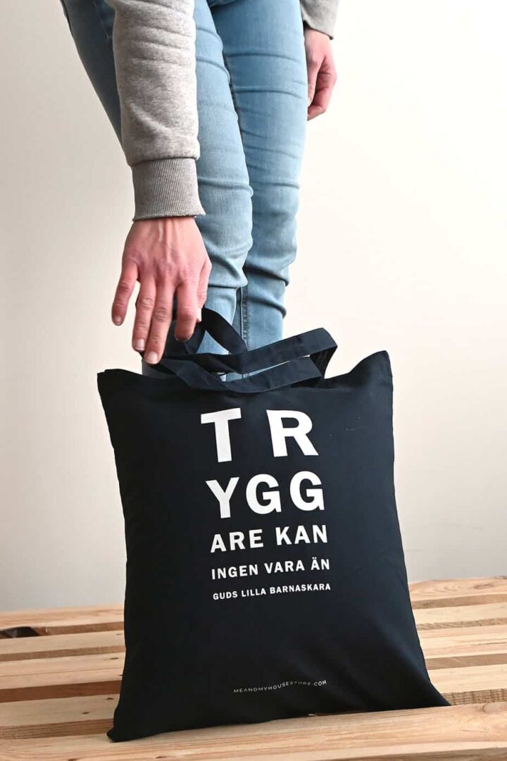 Tygkasse i marinblått: Tryggare kan ingen vara
