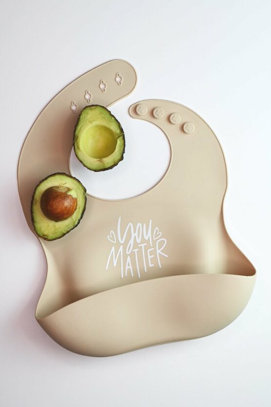 Sandfärgad haklapp i mjuk silikon: You matter