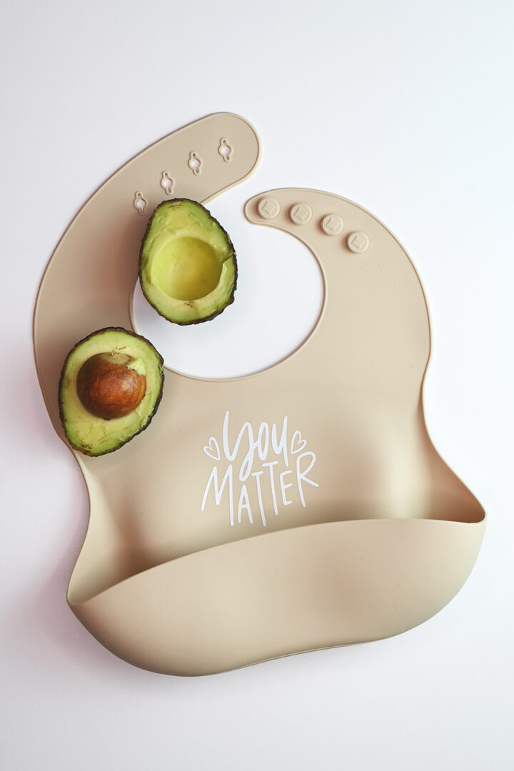 Sandfärgad haklapp i mjuk silikon: You matter
