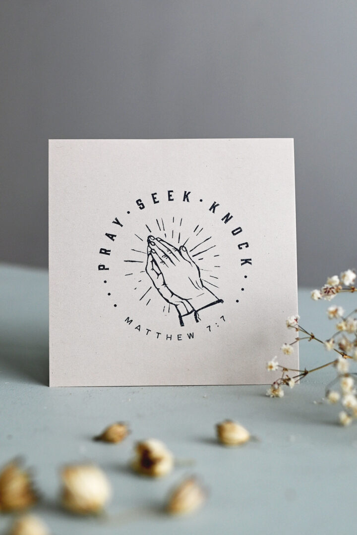 Litet kvadratiskt kort: Pray, seek, knock