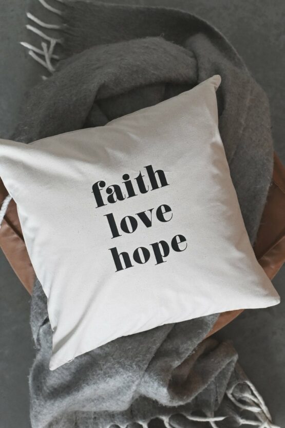 Kuddfodral i canvas: Faith love hope
