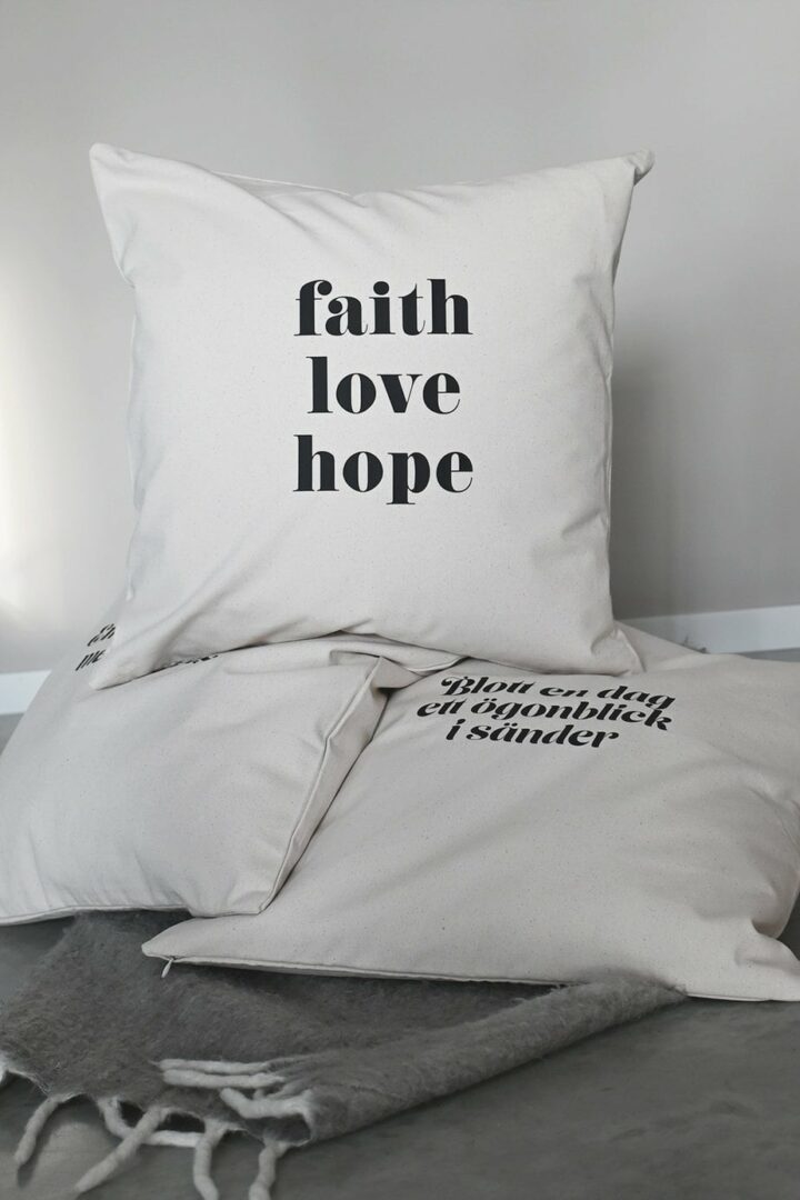 Kuddfodral i canvas: Faith love hope
