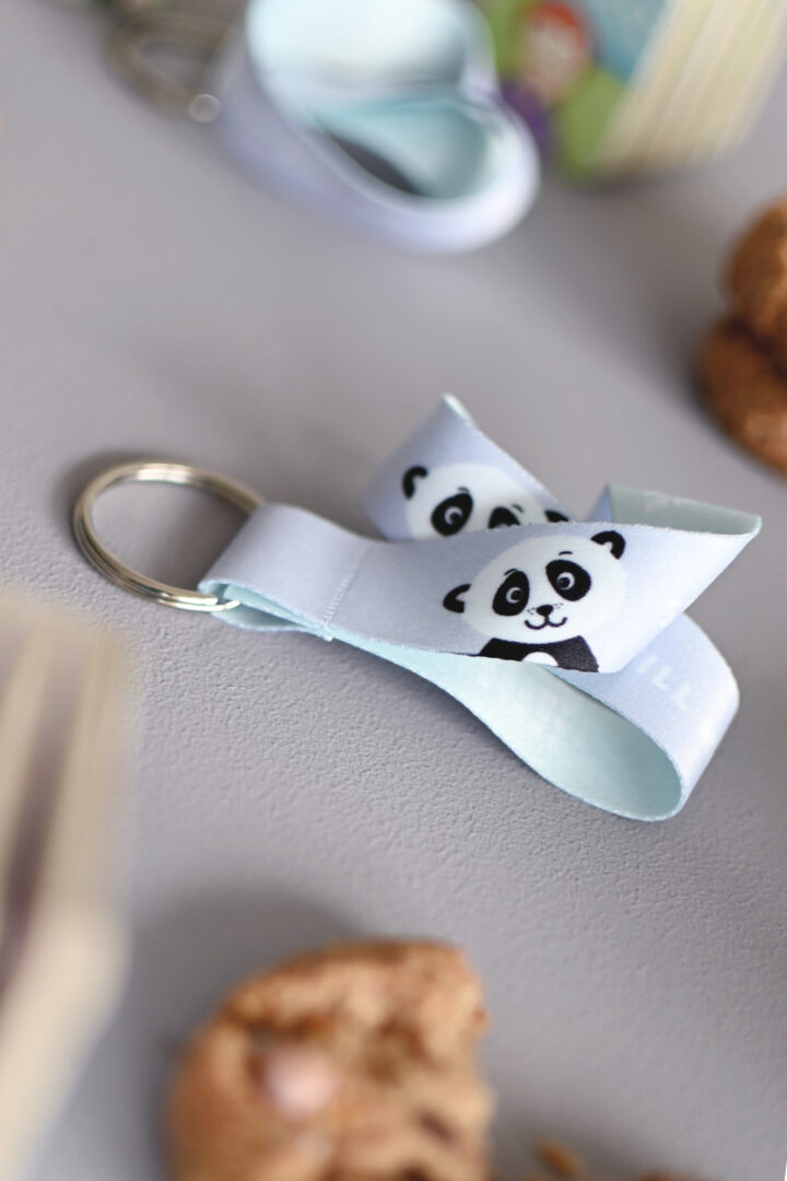 Kort nyckelband med panda: Se till mig som liten är