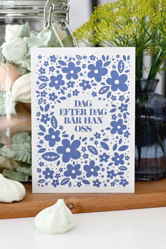 Vykort med blå blommor: Dag efter dag bär Han oss