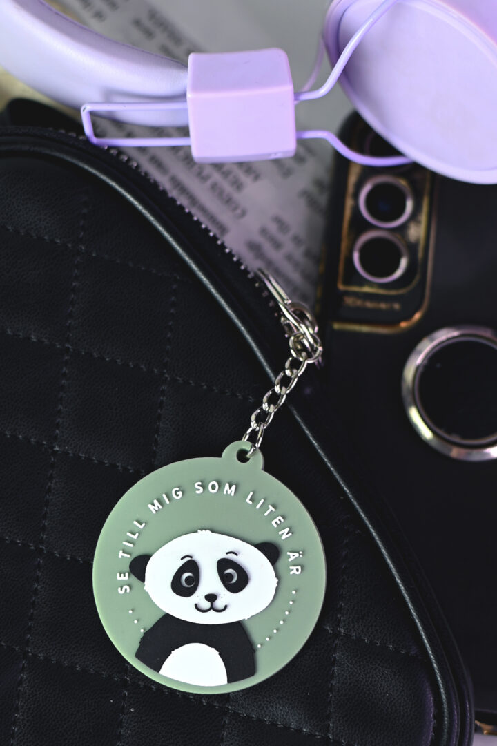 Nyckelring i silikon med söt panda: Se till mig som liten är