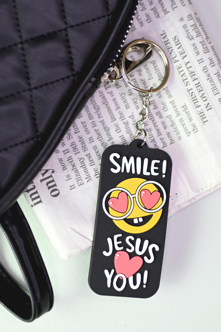Nyckelring i silikon: Smile! Jesus loves you!