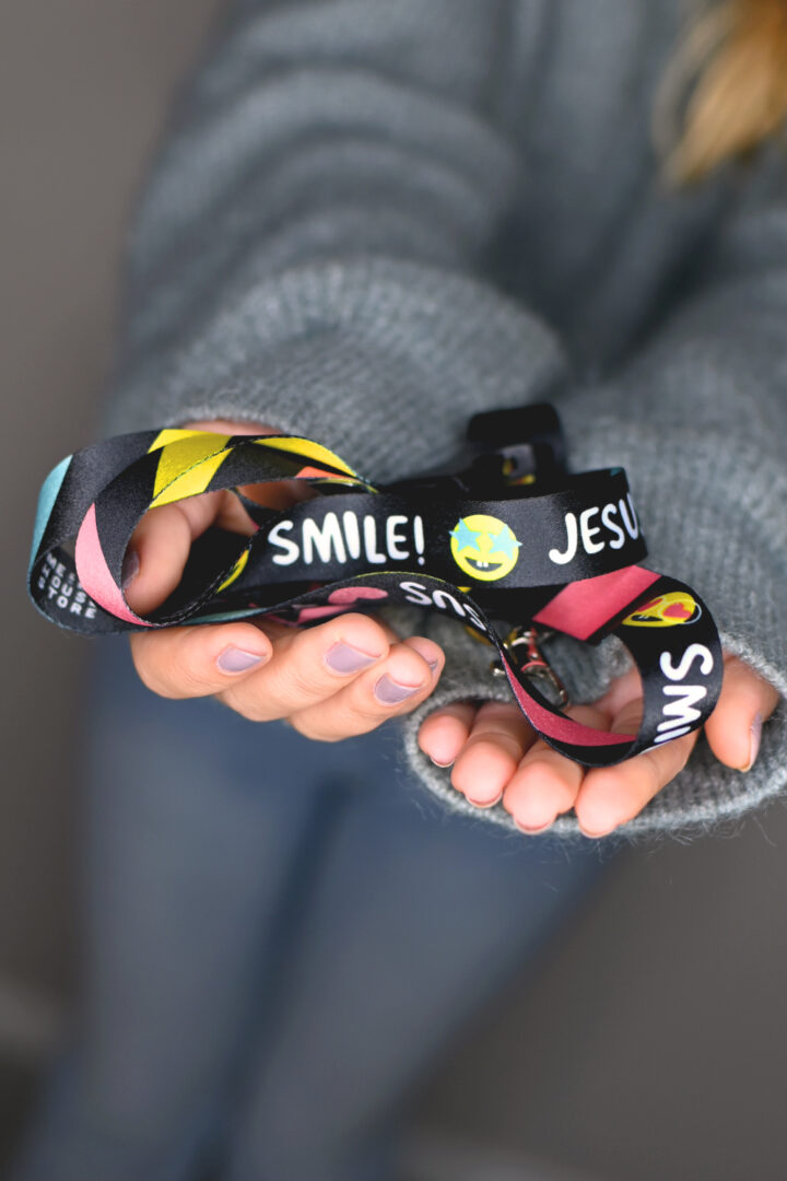 Långt nyckelband: Smile! Jesus loves you
