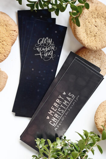 Glimmande kort/etiketter i 20-pack: Merry Christmas / Glory to the newborn King