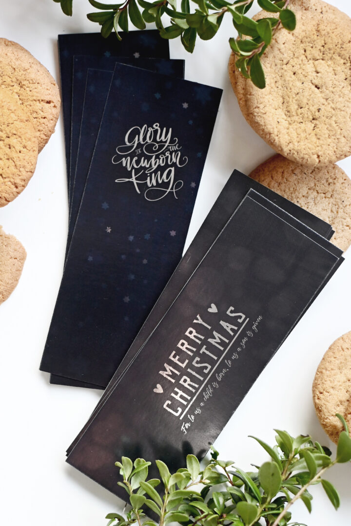 Glimmande kort/etiketter i 20-pack: Merry Christmas / Glory to the newborn King
