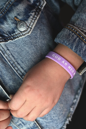 Silikonarmband i lila: Gud är med mig (barnstorlek)