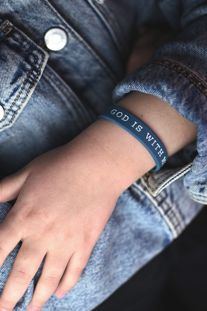 Silikonarmband i blått i barnstl: God is with me