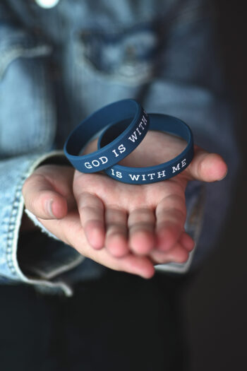 Silikonarmband i blått i barnstl: God is with me
