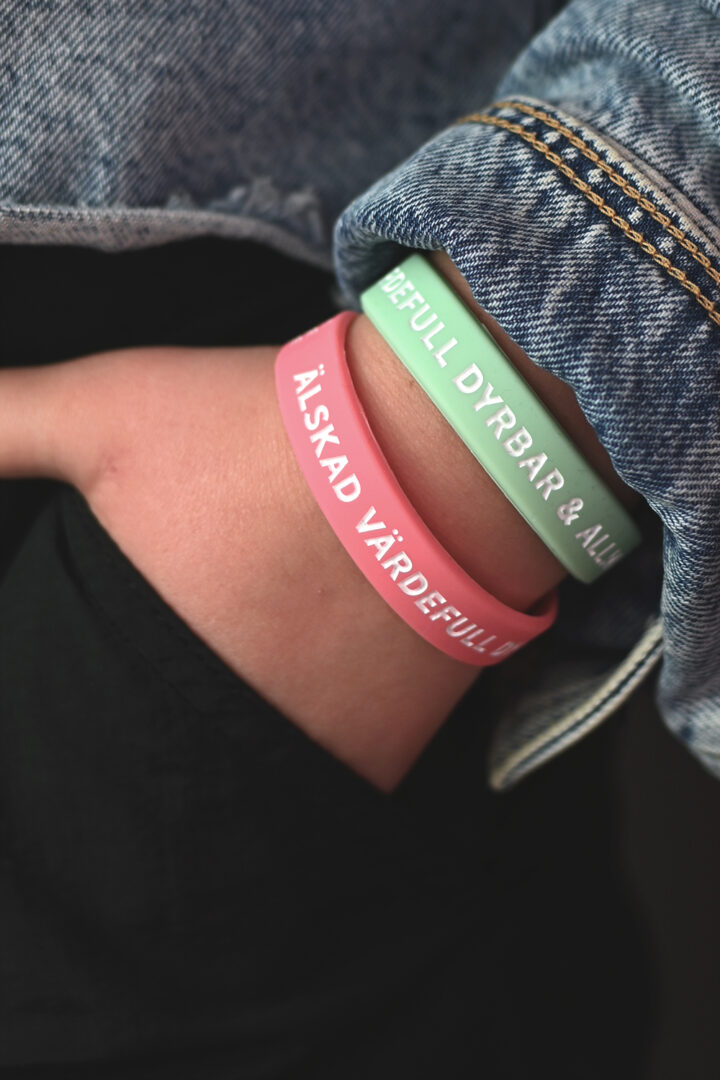 Silikonarmband i rosa: Älskad, värdefull, dyrbar (barnstorlek)