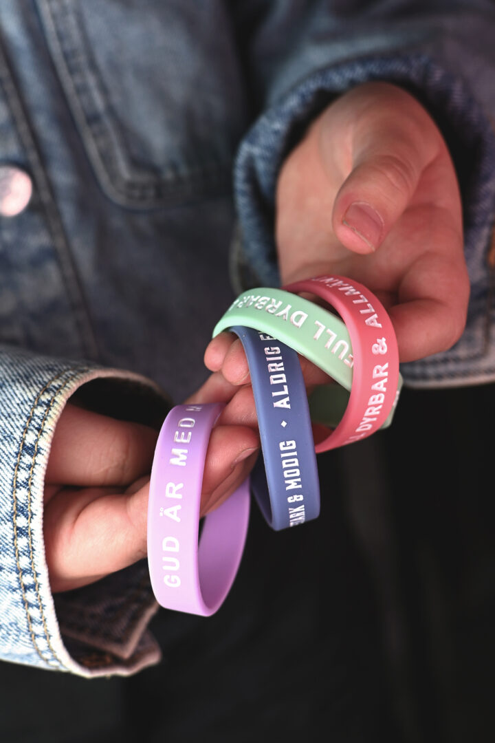 Silikonarmband i lila: Gud är med mig (barnstorlek)