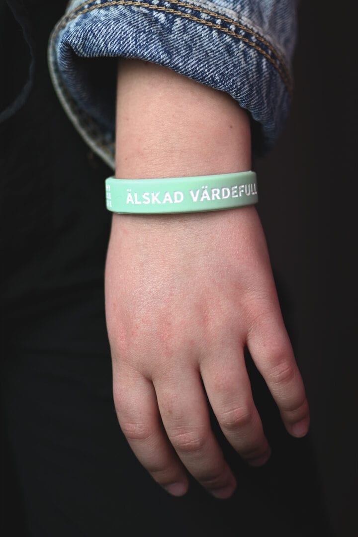 Silikonarmband i mint: Älskad, värdefull, dyrbar (barnstorlek)