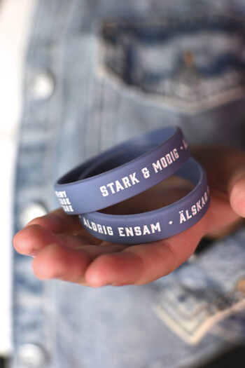Silikonarmband i blått: Stark & modig (barnstorlek)