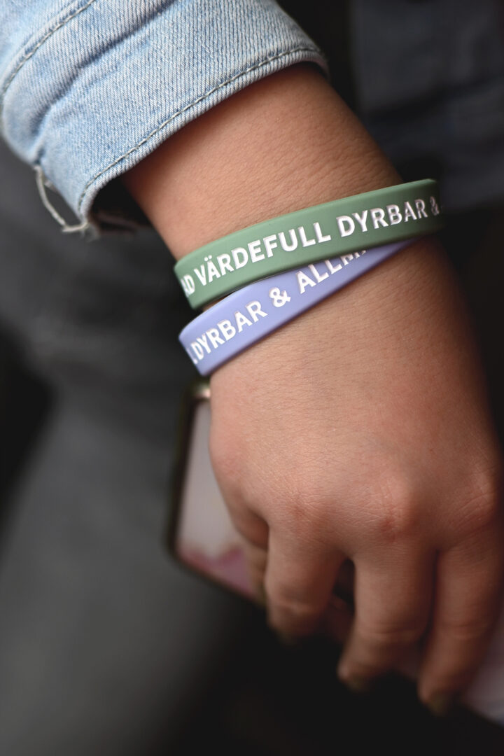 Silikonarmband i grönt: Älskad, värdefull, dyrbar (tonårsstorlek)