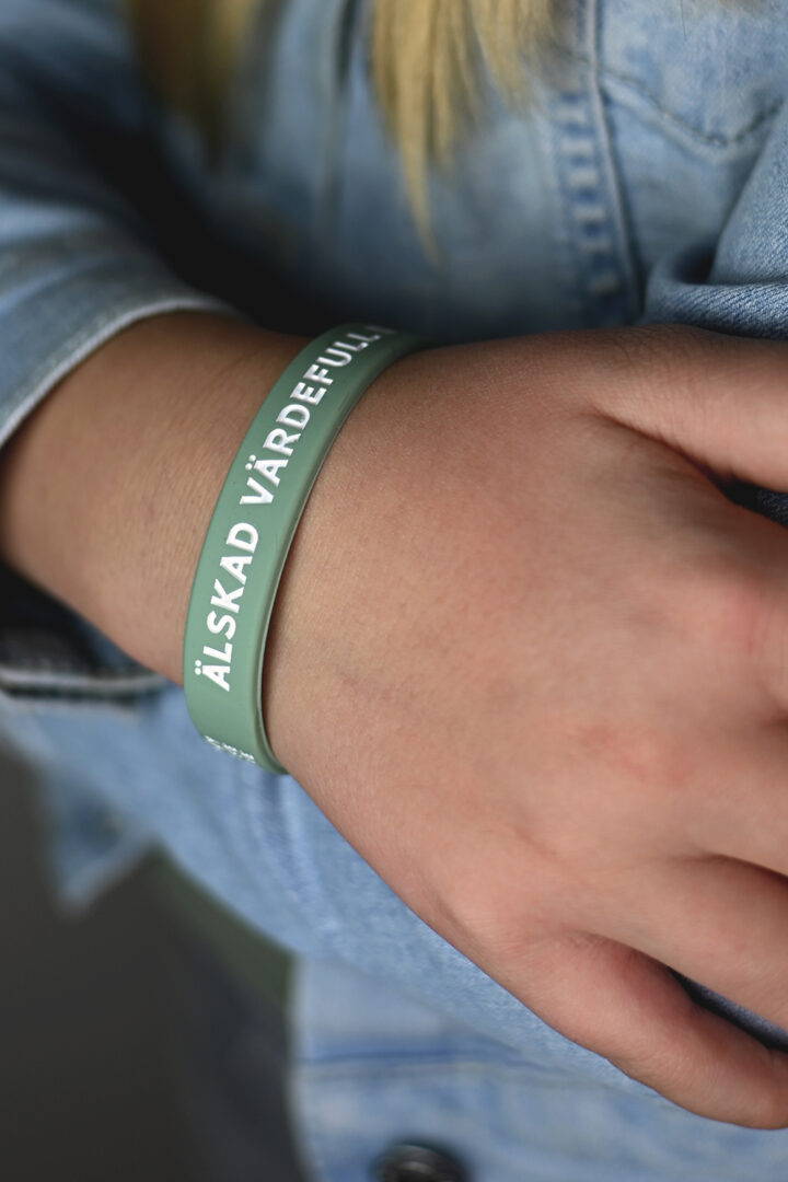 Silikonarmband i grönt: Älskad, värdefull, dyrbar (tonårsstorlek)