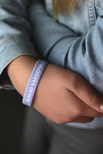 Silikonarmband i lila: Älskad, värdefull, dyrbar (tonårsstorlek)