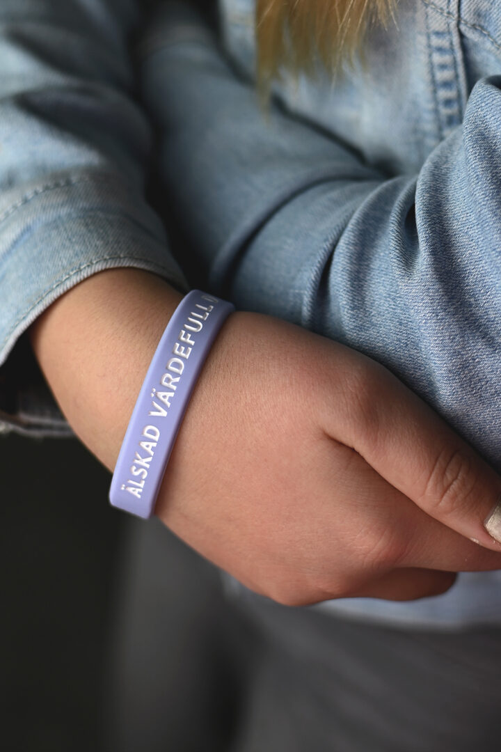 Silikonarmband i lila: Älskad, värdefull, dyrbar (tonårsstorlek)