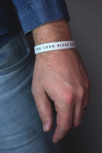 Silikonarmband i ljusgrått: The Lord bless you