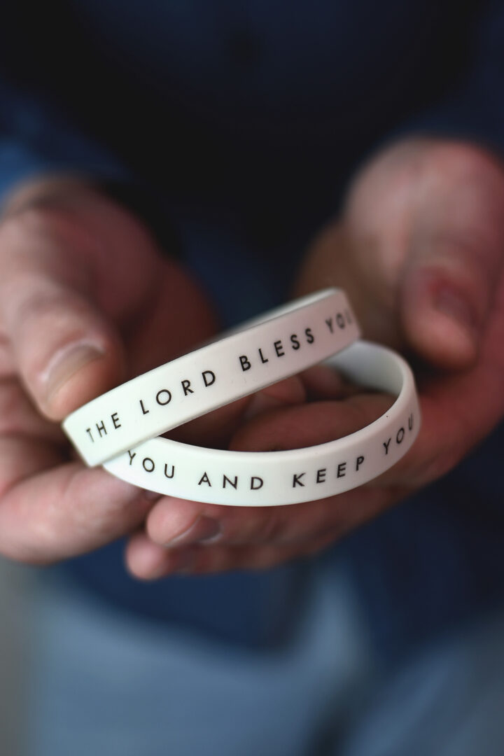 Silikonarmband i ljusgrått: The Lord bless you