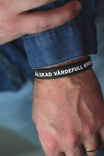 Silikonarmband i svart: Älskad, värdefull, dyrbar. Och allmänt bra.