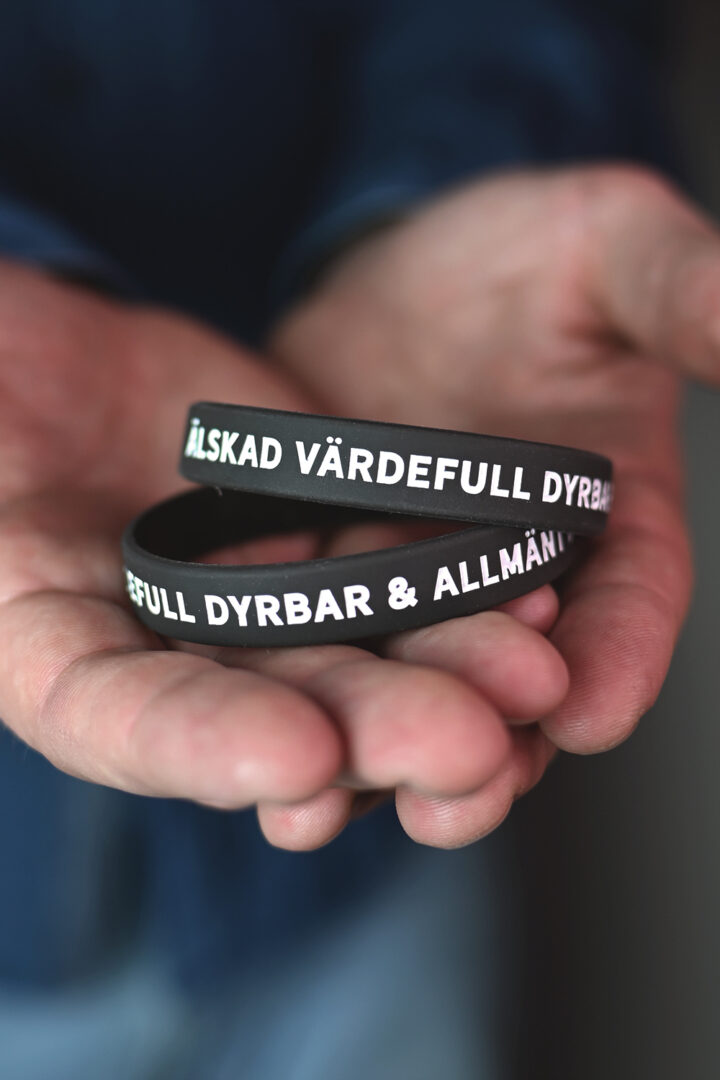 Silikonarmband i svart: Älskad, värdefull, dyrbar. Och allmänt bra.