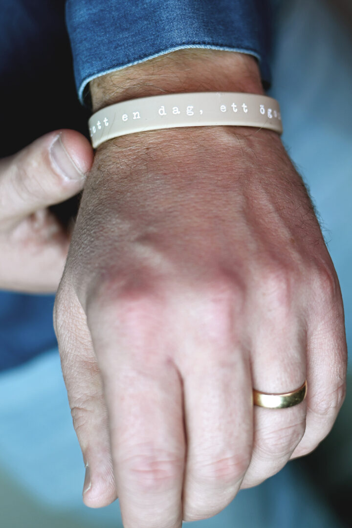 Silikonarmband i hasselnöt: Blott en dag