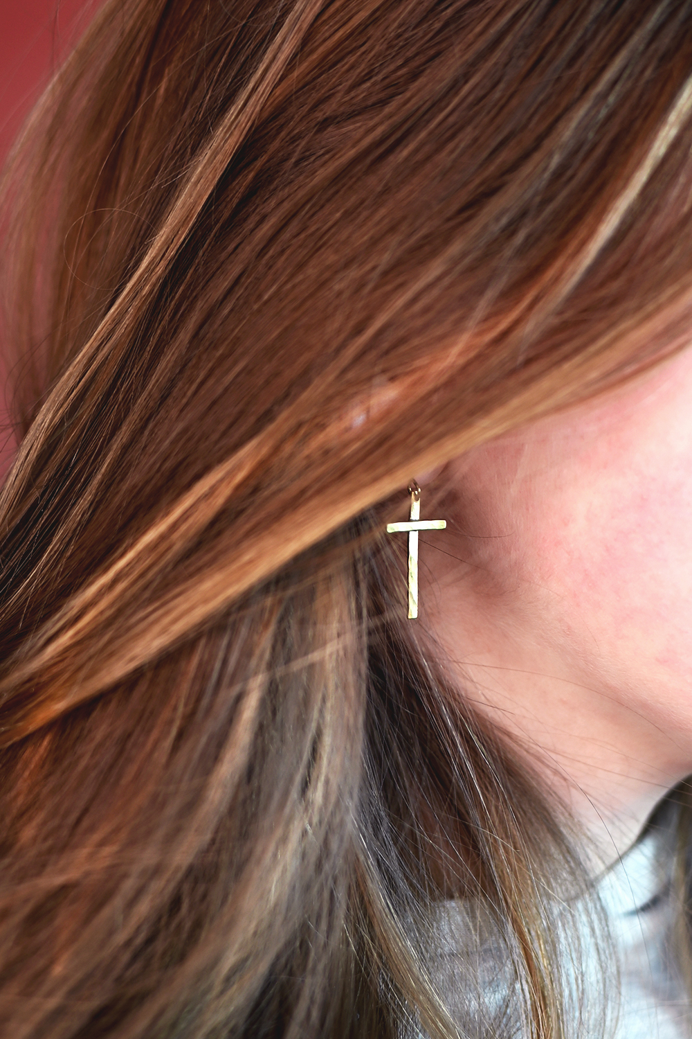 Smycke med mening: Örhängen i mässing på krokar: Kors