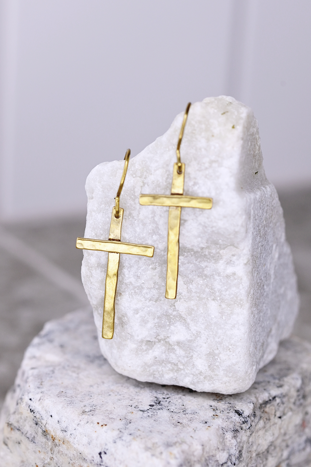 Smycke med mening: Örhängen i mässing på krokar: Kors