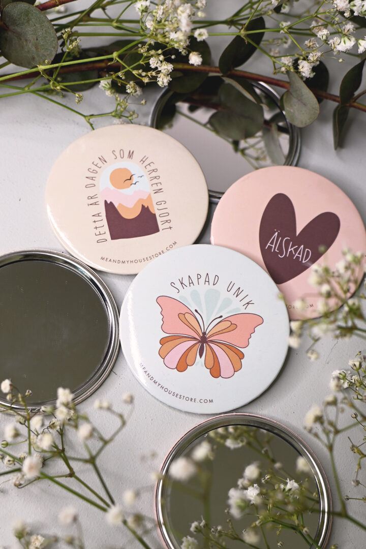 Snygg fickspegel med motiv på ena sidan och spegelglas på andra sidan. Perfekt att ha i handväskan eller i skrivbordslådan på kontoret.  Mått: 75 mm i diameter.  Texten på denna spegel är:  Detta är dagen som Herren gjort Priset avser en spegel, även om det på vissa biler är flera speglar. 